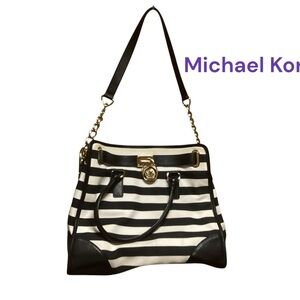 MICHAEL KORS HAMILTON BLACK/WHITE STRIPED SHOULDER BAG WITH ZIPPER LOCK AND KEY